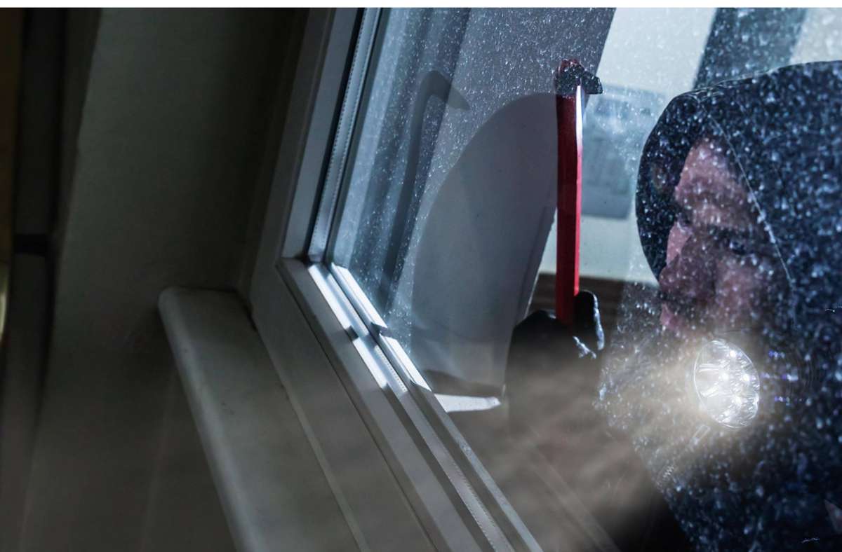 Die Täter haben ersten Ermittlungen zufolge ein Fenster aufgedrückt, wie die Polizei mitteilte (Symbolbild). Foto: imago images/Panthermedia/AndreyPopov