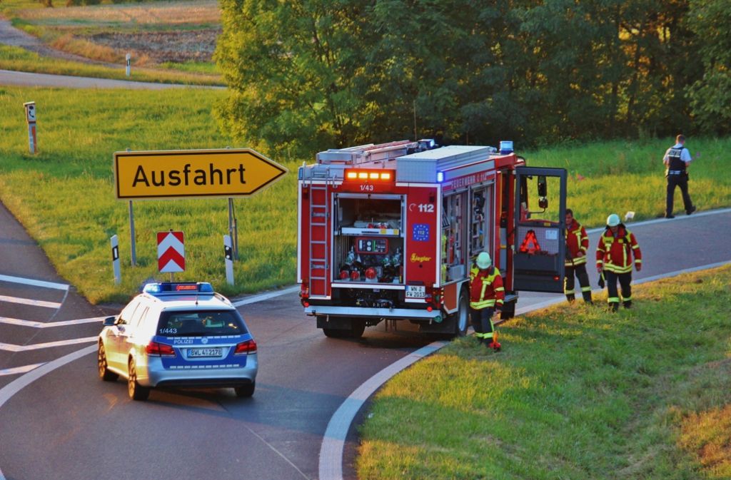 Gegen 18.30 Uhr verlor der 20-jährige Fahrer eines Peugeots die Kontrolle über seinen Wagen und kam an einer Ausfahrt der B 29 nach links von der Fahrbahn ab.