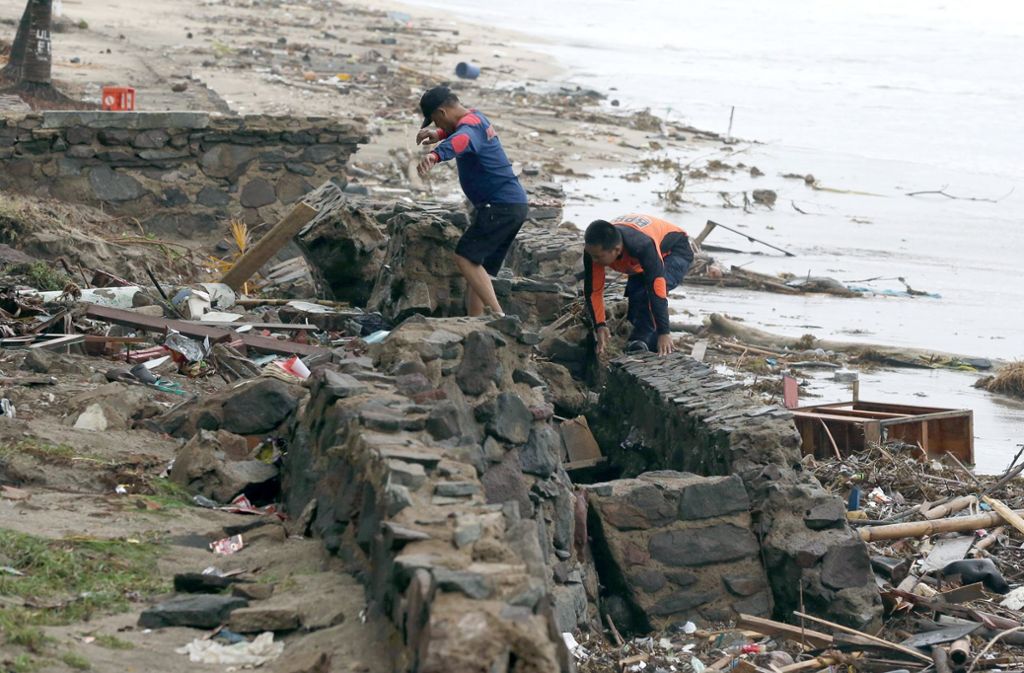 Weitere Bilder von den Schäden, die der Tsunami in Indonesien angerichtet hat.