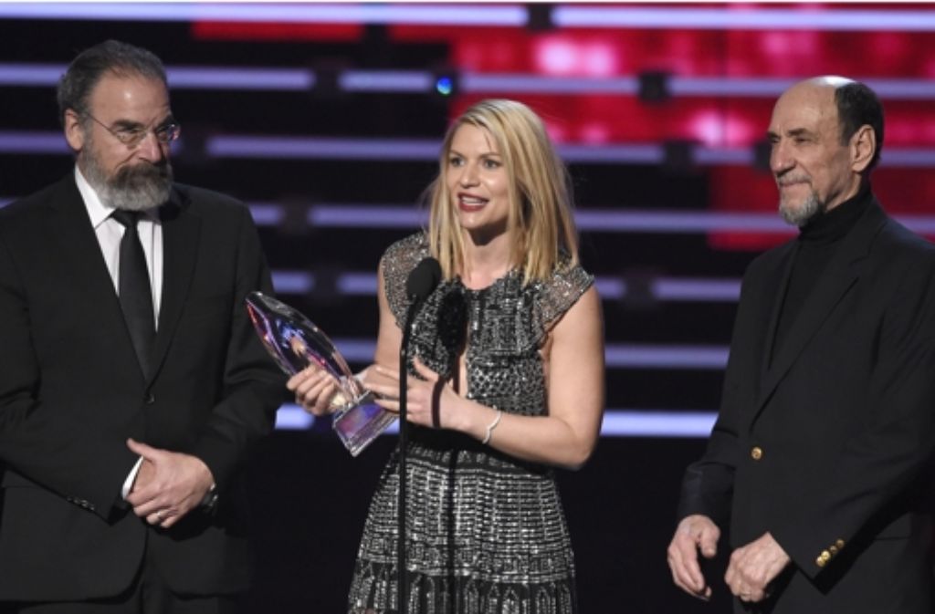 „Homeland“-Darsteller Mandy Patinkin (v.li.), Claire Danes und F. Murray Abraham nahmen den Preis für die beste Kabel-TV-Serie an.