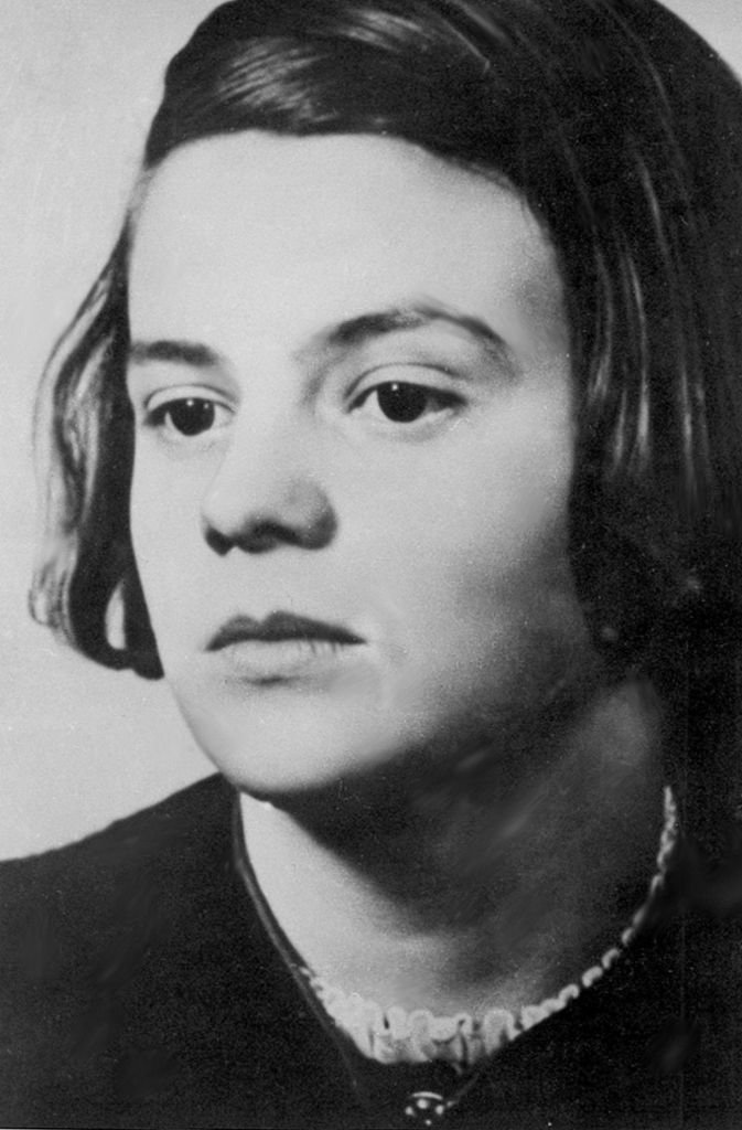 Sophie Scholl Auf die Rückseite ihrer Anklageschrift schrieb sie das Wort „Freiheit“. Das Todesurteil über Sophie Scholl war da schon gesprochen. Am 22. Februar 1943 wurde sie, wenige Monate vor ihrem 22. Geburtstag, in München hingerichtet. Mit ihr starb ihr Bruder Hans, der sich des gleichen Vergehens schuldig gemacht hatte: zum Sturz des Hitler-Regimes aufzurufen. Ihre Appelle verbreitete die „Weiße Rose“, wie sich die Gruppe um die Geschwister Scholl nannte, in Flugblättern. Der sechste dieser Brandbriefe wurde ihnen zum Verhängnis, denn als Sophie einen Flugblattstapel in den Lichthof der Münchner Universität hinabsegeln ließ, wurden sie entdeckt und verhaftet. Heute erinnert an dieser Stelle eine Büste Sophie Scholls und eine „Denkstätte Weiße Rose“ an die mutigen Studenten im damaligen deutschen Terrorstaat. (say)