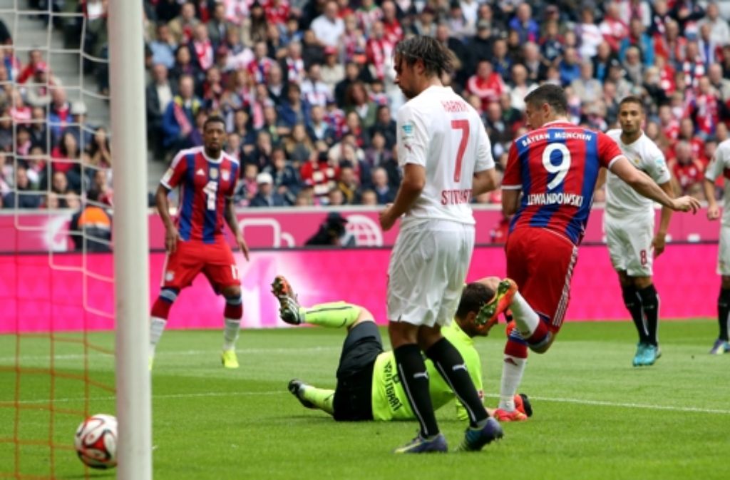Schon am 3. Spieltag muss der VfB gegen Bayern München ran – und verliert auswärts 2:0 (1:0). Es ist die zwölfte Niederlage gegen den Rekordmeister in Folge.