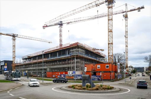 Im Spätsommer 2023 soll der neue Bosch-Campus an der Ecke Post- und Römerstraße bezogen werden. Die Poststraße (rechts) wird ebenfalls umgestaltet. Foto: /Simon Granville