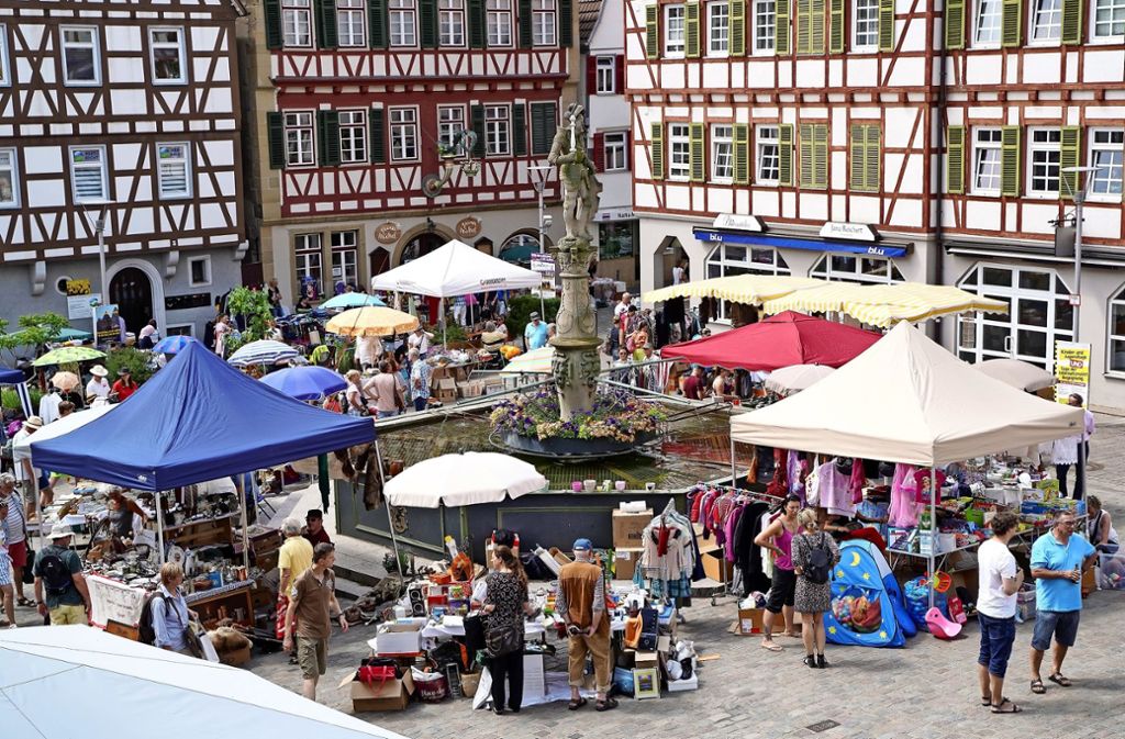 Stöbern, handeln, Schätze entdecken im wunderschönen Ambiente des historischen Marktplatzes. Foto:  