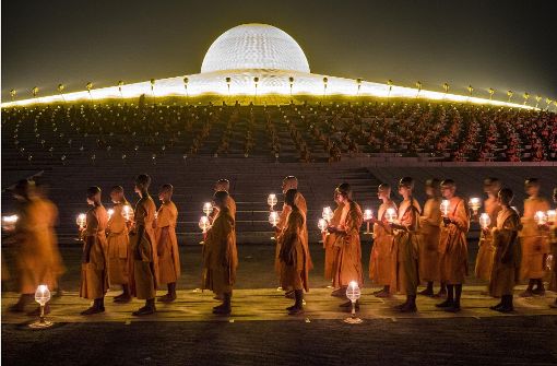 Buddhistische Mönche nehmen in Khlong Luang (Thailand) anlässlich des Feiertags Magha Puja an einer Prozession in dem Tempel Wat Phra Dhammakaya teil. Foto:dpa