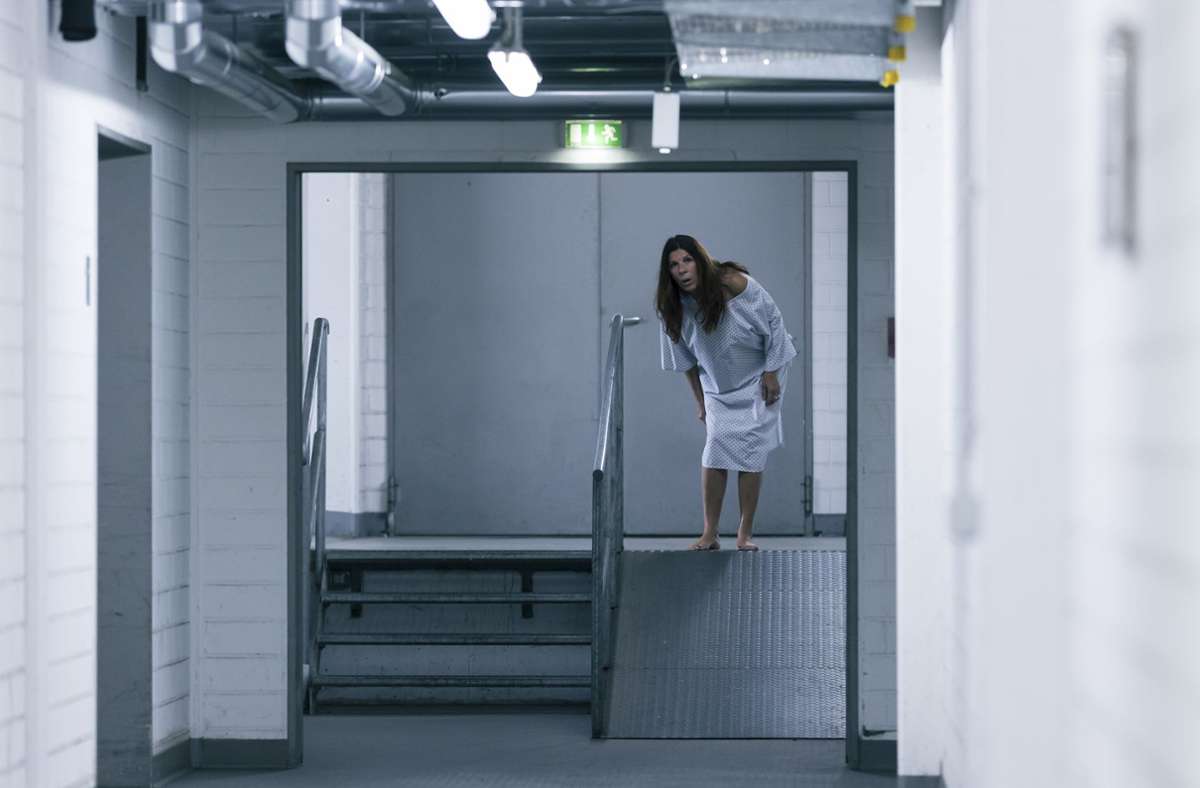 Vera Bader (Claudia Wenzel) wurde in die Sachsenklinik eingeliefert. Nun irrt sie verwirrt durch die Gänge.
