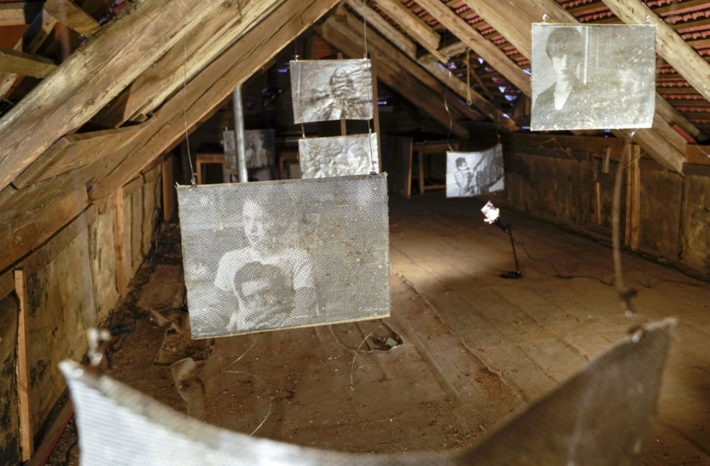 In der Kammer unter dem Dach hängt eine Installation von Jochen Detscher.