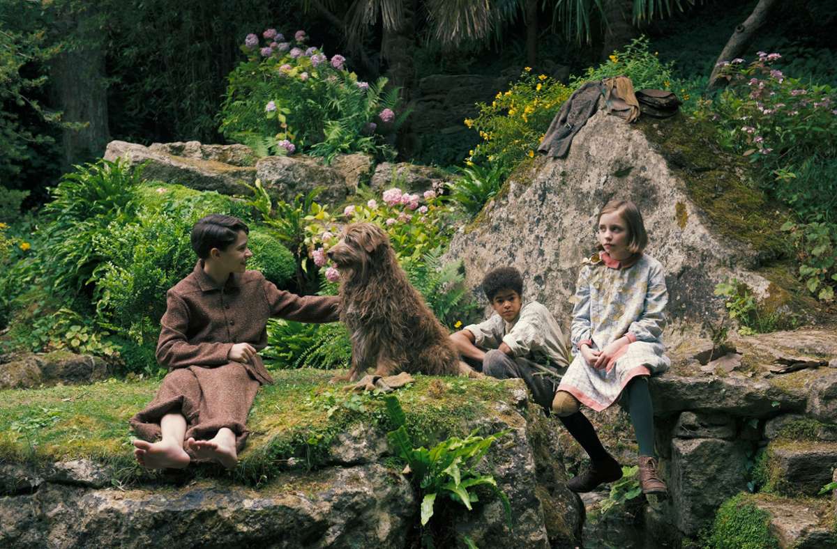 Der geheime Garten: Colin (Edan Hayhurst), der Hund Jemima, Dickon (Amir Wilson) und Mary (Dixie Egerickx) (von links)