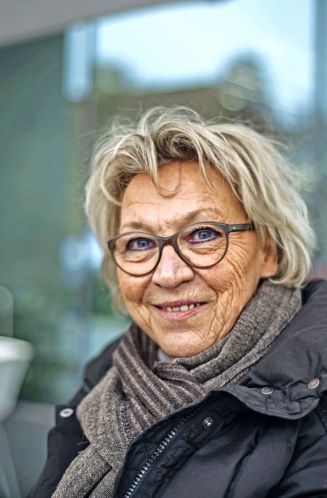 Margit Bösenberg (60) aus Grafenau: Dieser „to go“-Konsum ist in meinen Augen überhaupt keine Kultur. Ich habe Muße, ins Café zu sitzen und meinen Kaffee aus einer richtigen Tasse zu trinken. In den Köpfen der Menschen muss es zur Selbstverständlichkeit werden, aktiv zur Müllvermeidung beizutragen. Deswegen finde ich die Freiburger Idee klasse.