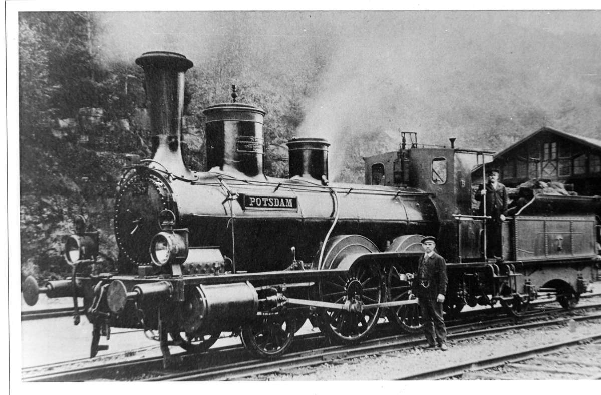 Eisenbahn als wichtiger regionaler Arbeitgeber: Dampflok in der Lokomotivstation Calw, um 1880.