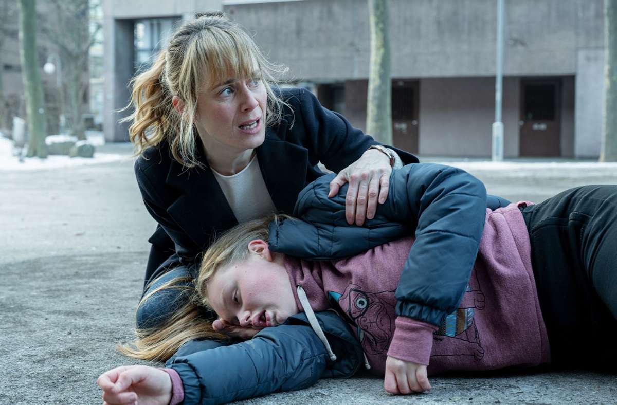 Isabelle Grandjean (Anna Pieri Zuercher) versucht, der kranken Klara (Anouk Petri) zu helfen.