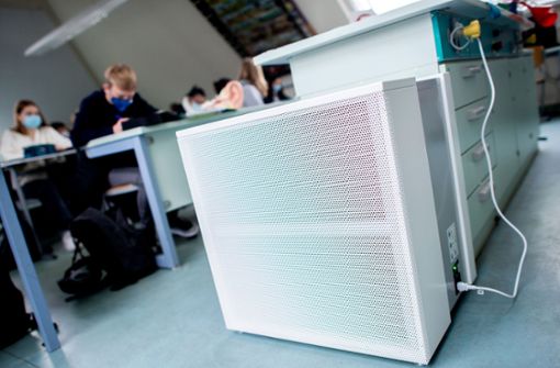 Luftfilter sollen in Klassenzimmern die Gefährdung durch das Coronavirus herabsetzen. Stuttgart hat bisher entschieden, 250 zu beschaffen. Foto: dpa/Hauke-Christian Dittrich