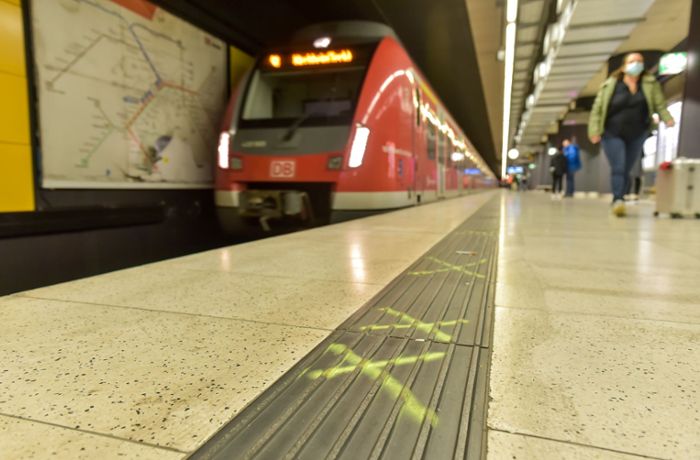 S-Bahn Stuttgart: Fahrgast schlägt Bahn-Mitarbeiter mehrfach ins Gesicht