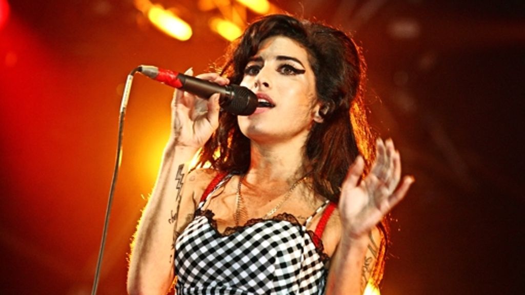  Als die Sängerin Amy Winehouse 2011 starb, war die ganze Welt schon längere Zeit von Paparazzi mit Bildern ihres Niedergangs gefüttert worden. Auch der Dokumentarfilm „Amy“ geht nahe heran, aber er sucht den Menschen hinter dem Scheitern. 