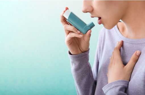 An der täglichen Dosis Asthma-Spray kommt man als Betroffener kaum vorbei. Gerade bei Kindern erfordert das viel Disziplin. Foto: Adobe Stock/Pixel-Shot