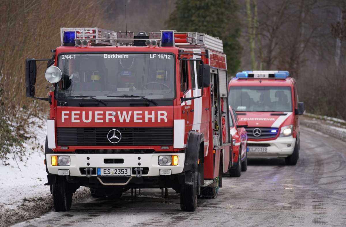 Am Montagmittag hat sich ein Pkw auf dem Hofweg in Esslingen zwischen Sirnau und Berkheim überschlagen. Dabei wurde eine Person im Wagen eingeklemmt.