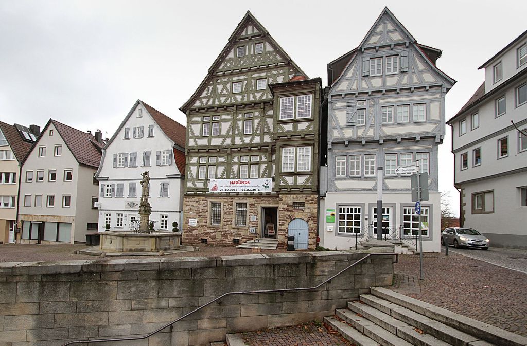 Allein das Bauwerk ist einen Besuch wert: In dem Fachwerkhaus (im Foto in der Mitte) am Böblinger Marktplatz sind die Wände und Böden so schief, dass man seekrank werden könnte, findet Christian Baudisch.