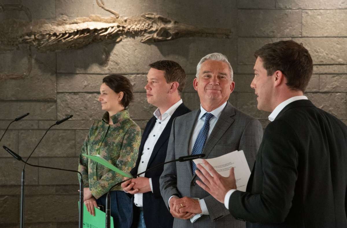 Die Grünen-Vorsitzenden Sandra Detzer und Oliver Hildenbrand, CDU-Landeschef Thomas Strobl und CDU-Generalsekretär verhandeln mit.