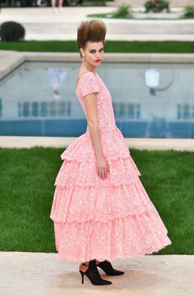 Auch Chanel wählte – wie viele andere Modelabels in diesem Jahr – mit Vorliebe rosafarbene Plissee-Stoffe für wahrhafte Prinzessinnen-Kleider.