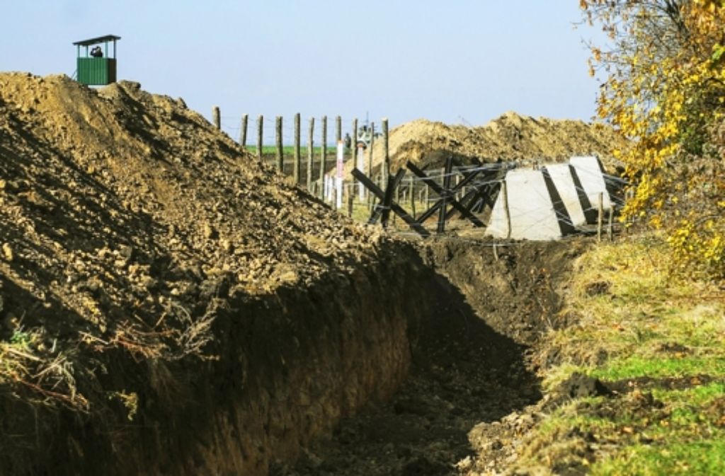 Ukraine/Russland: Der staatliche Grenzschutz der Ukraine hat mit der Errichtung einer Mauer entlang der ukrainischrussischen Grenze begonnen. Betroffen sind insbesondere die Gebiete Charkiw und Lugansk. Der schmale, mit Klingendraht bedeckte Zaun ist die erste Verteidigungslinie an der ukrainischen Ostgrenze gegen die von vielen befürchtete russische Invasion. Es folgen mit Holz befestigte Gräben, in denen sich Soldaten verschanzen können. Hinzu kommen auf den Feldern sperrige Metallhindernisse, ineinander verschlungen mit Stacheldraht, um vorrückende Panzer und Infanterie aufzuhalten. Doch die Zweifel wachsen.