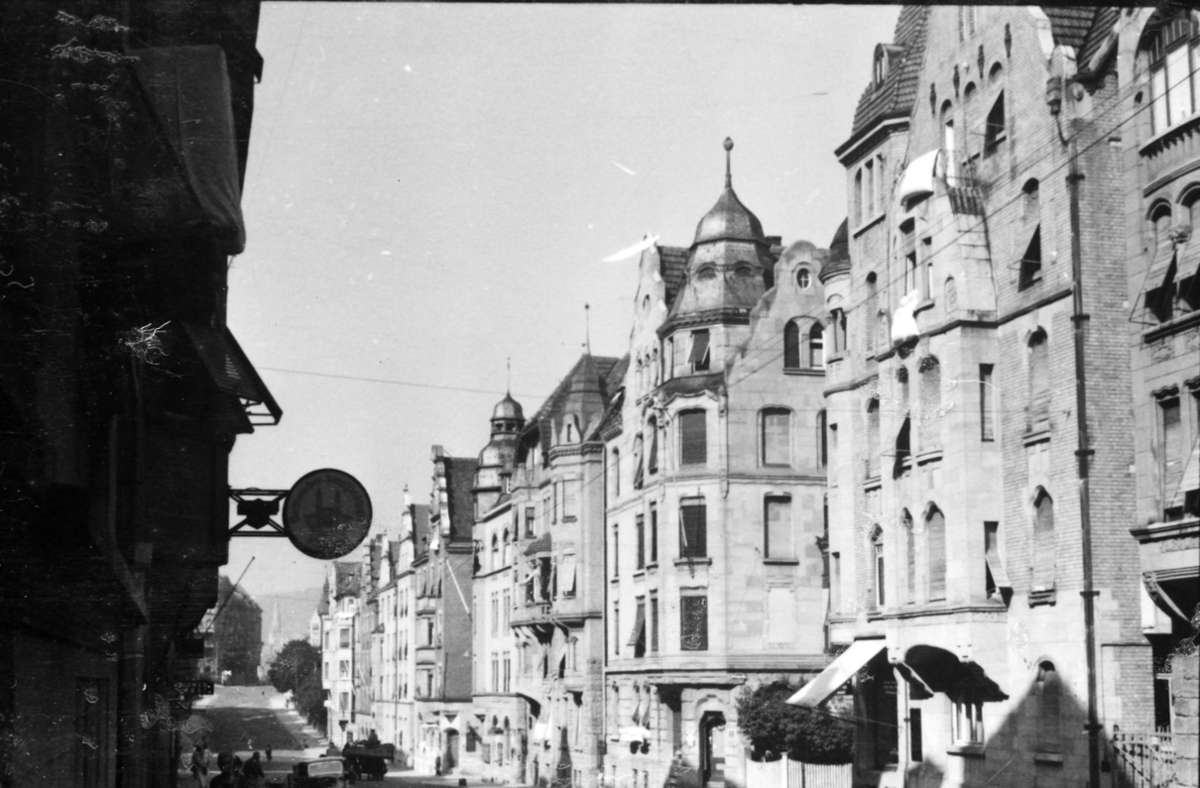 Auch das Eckgebäude an der Pelargusstraße hat einen markanten Turm, der bis heute das Stadtbild an dieser Stelle prägt.