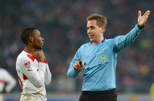 Der VfB-Torschütze Ibrahima Traoré lässt sich von Schiedsrichter Tobias Stieler den Weg weisen. Foto: dpa