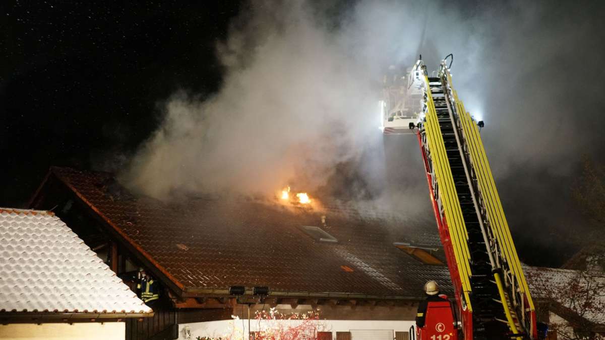  In der Nacht auf Dienstag fängt der Dachstuhl eines Hauses in Weilheim an der Teck im Kreis Esslingen Feuer. Vier Menschen werden bei dem Brand verletzt. 