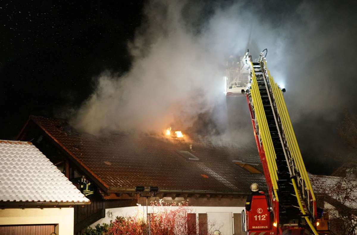 Als die Feuerwehr eintrag, schlugen bereits Flammen aus dem Dach.