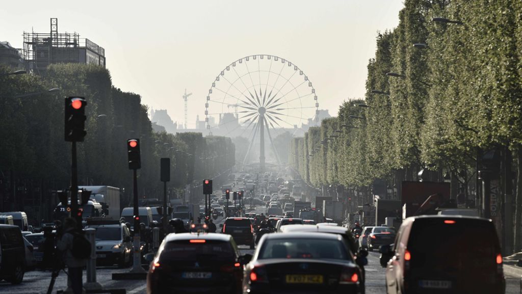 Paris: Mann rammt Polizeiwagen auf Champs-Elysées