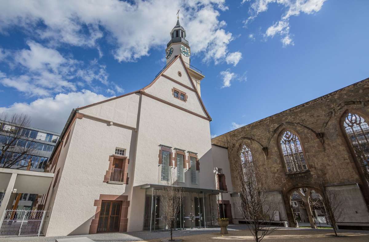 Die Hospitalkirche gehört zu den drei ältesten Stuttgarter Kirchen. Sie wurde im Auftrag von Graf Ulrich V. zwischen 1471 und 1493 errichtet. Baumeister Aberlin Jörg stellte den schönen spätgotischen Chor fertig. Doch der Dominikanerkonvent, der in unmittelbarer Nachbarschaft der Kirche residierte, hatte kein Glück: Er bestand nur 60 Jahre. 1536 wurde das Kloster im Zuge der Reformation aufgehoben. Es wurde es in ein Spital umgewandelt, was der Kirche später ihren Namen gab. Spitäler waren die Vorläufer der heutigen Altenheime.