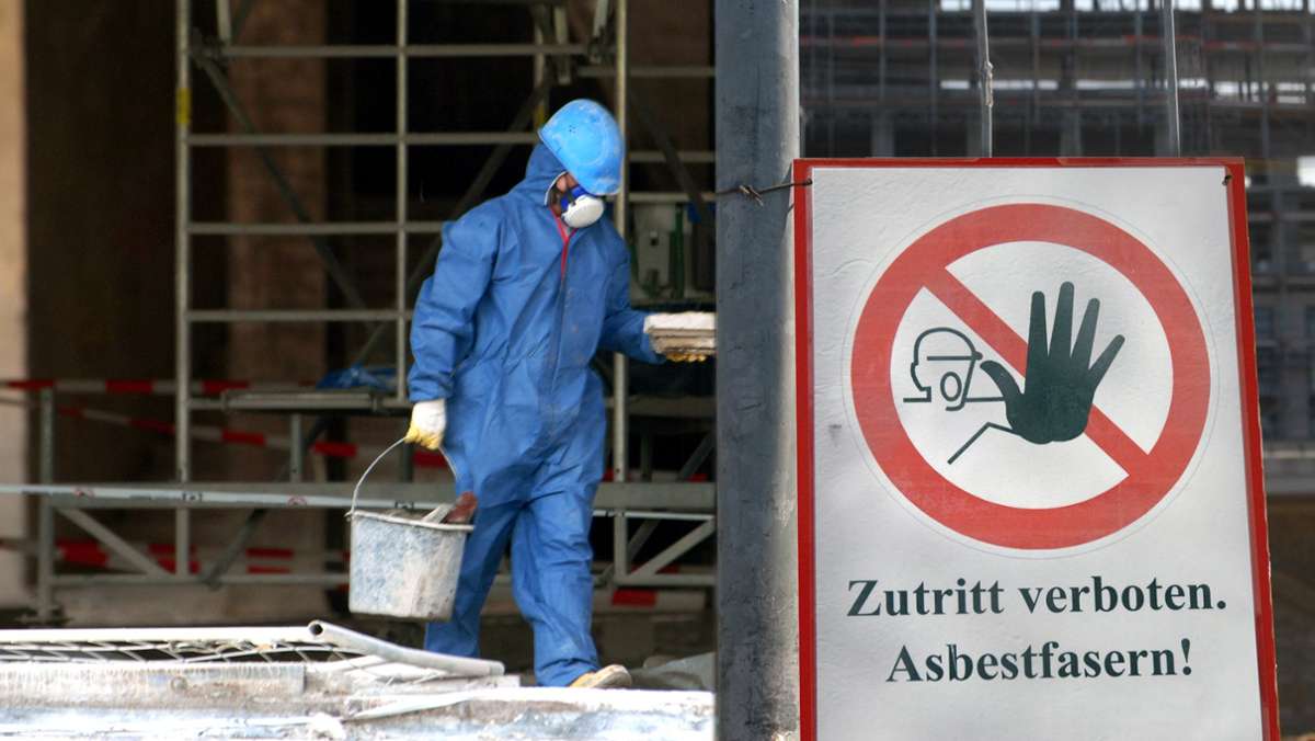 Asbestfasern bedrohen auch Heimwerker: Tödliche Gefahr beim Hausumbau