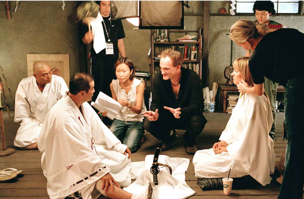 Sonny Chiba mit Regisseur Quentin Tarantino und Uma Thurman bei den „Dreharbeiten von Kill Bill“ 2003
