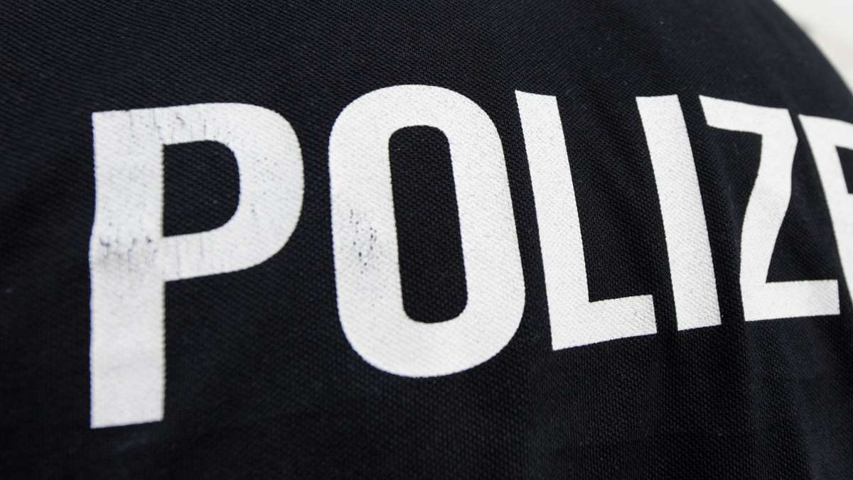 Vorfall in Herrenberg: 32-Jährige bewirft Polizisten mit Mikrowelle