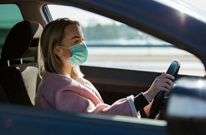 Maske im Auto - Was gilt beim Autofahren?