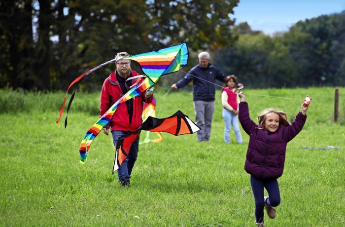 Drachenfest im Scharnhauser Park: Zahlreiche Ausflügler strömen auf das Festivalgelände in Ostfildern