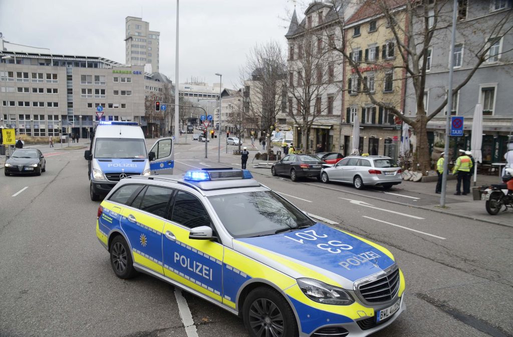 Der Audi fuhr ein Schild um und krachte in ein Taxi, das am Wilhelmsplatz stand.