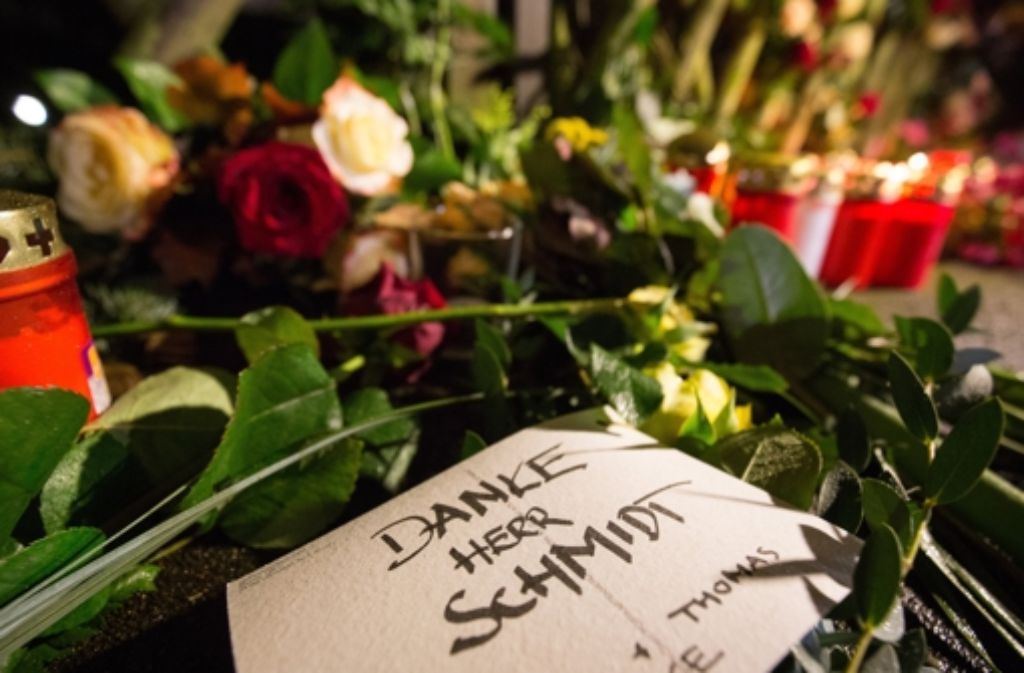 Am Montag findet der Staatsakt für Helmut Schmidt statt. In der Bildergalerie gibt es Reaktionen auf den Tod des Altkanzlers.