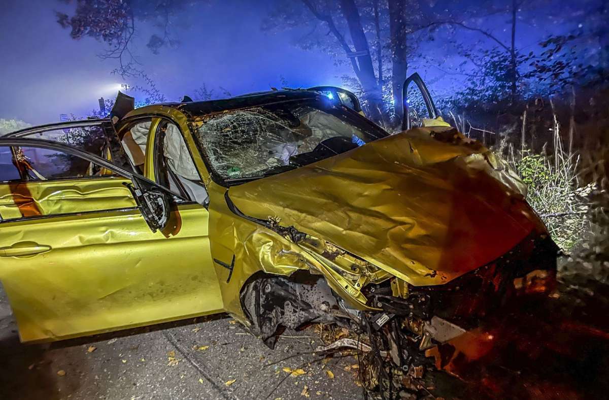 Ein BMW kommt von der Straße ab und landet im Wald. Die Insassen werden dabei leicht verletzt. Foto: SDMG/SDMG/Dettenmeyer