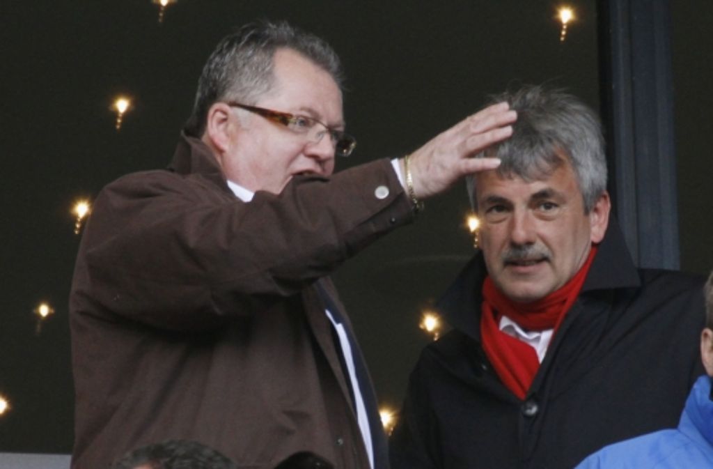 VfB-Präsident Gerd Mäuser (rechts neben dem Finanzchef Ulrich Ruf) Foto: Baumann