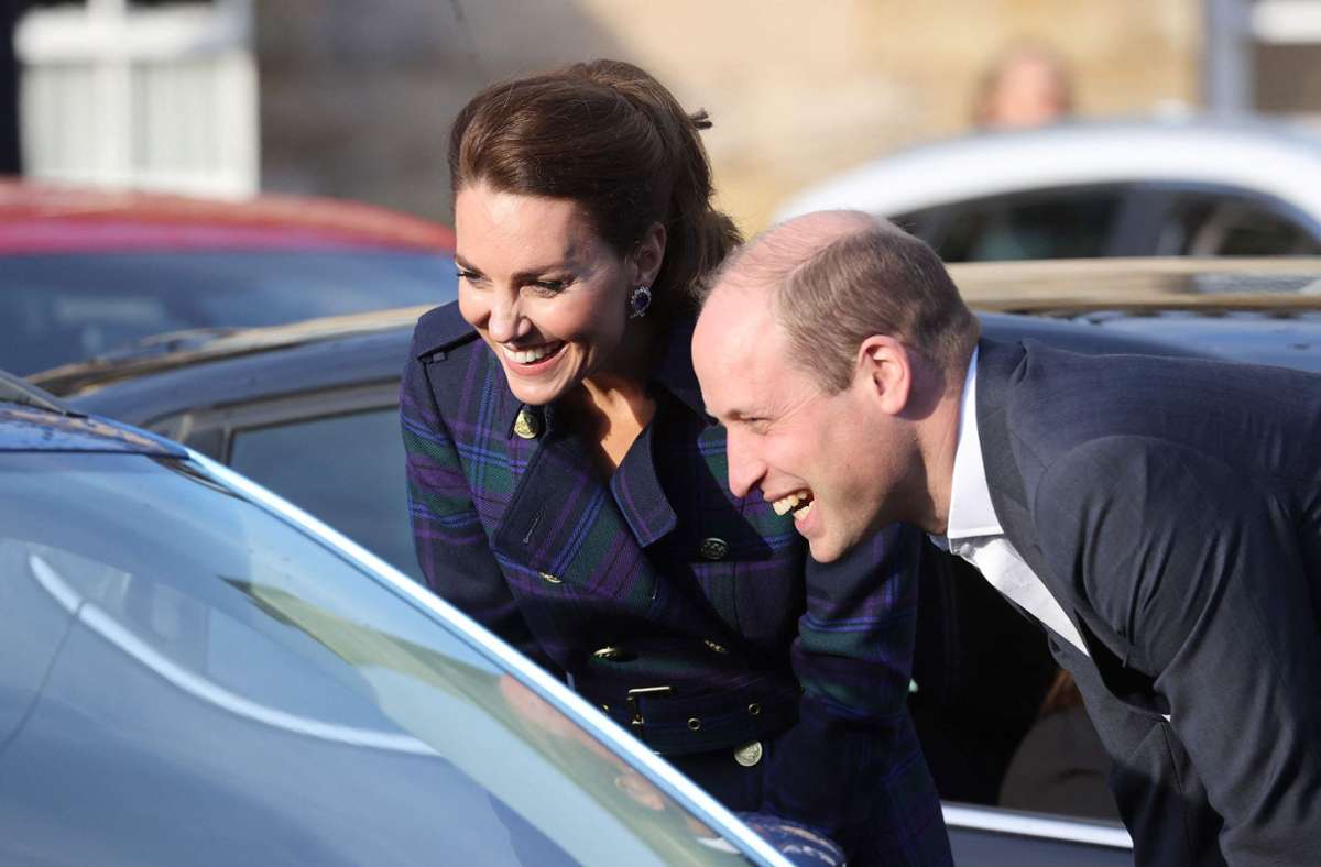 Prinz William und Herzogin Kate gingen von Auto zu Auto ...