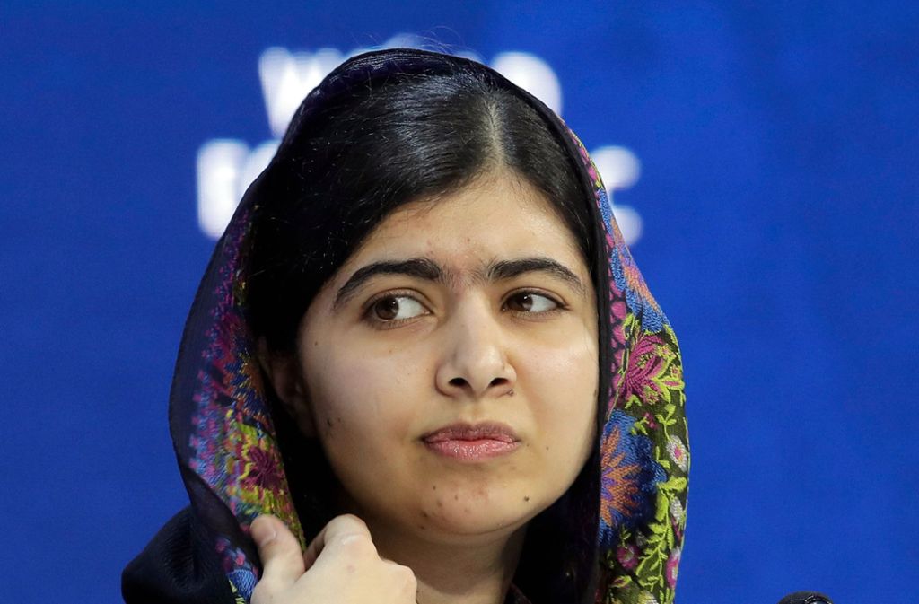 Malala Yousafzai wurde am 12. Juli 1997 in Pakistan geboren und erhielt 2014 den Friedensnobelpreis, als jüngster Mensch in der Geschichte, weil sie sich für Bildung von Mädchen in ihrer Heimat einsetzte. In ihrem Internettagebuch berichtete sie von der Taliban-Herrschaft, die Mädchen den Schulbesuch, das Hören von Musik, Tanzen und das unverschleierte Betreten öffentlicher Räume verbot. Das hat sie fast mit ihrem Leben bezahlt: Yousafzai wurde von Taliban bei der Heimfahrt im Schulbus durch Schüsse in Kopf und Hals schwer verletzt. (nja)