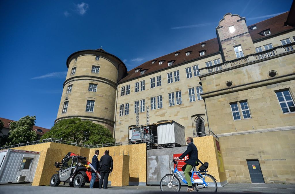 Die große Eingangshalle des Alten Schlosses – die sogenannte Dürnitz – wird eineinhalb Jahre lang umgebaut. So sieht der Baustellenzugang auf der Rückseite am Karlsplatz aus.