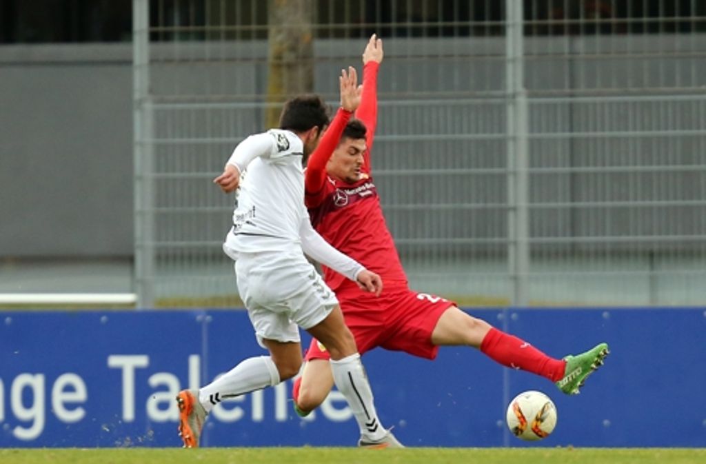 Beim Testspiel gegen die SG Sonnenhof Großaspach hat sich der Neuzugang des VfB Stuttgart, Federico Barba, eine Verletzung zugezogen.