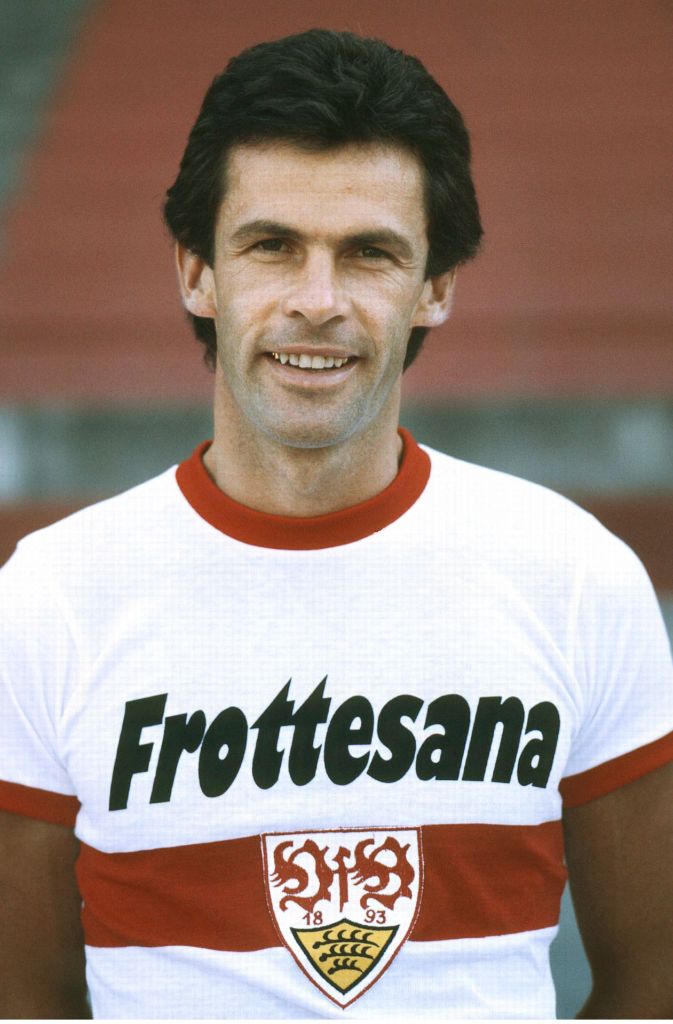 Das Trikot 1977: Wieder mit Brustring, VfB-Wappen in der Mitte, roten Akzenten und zum ersten Mal mit Trikot-Sponsor.