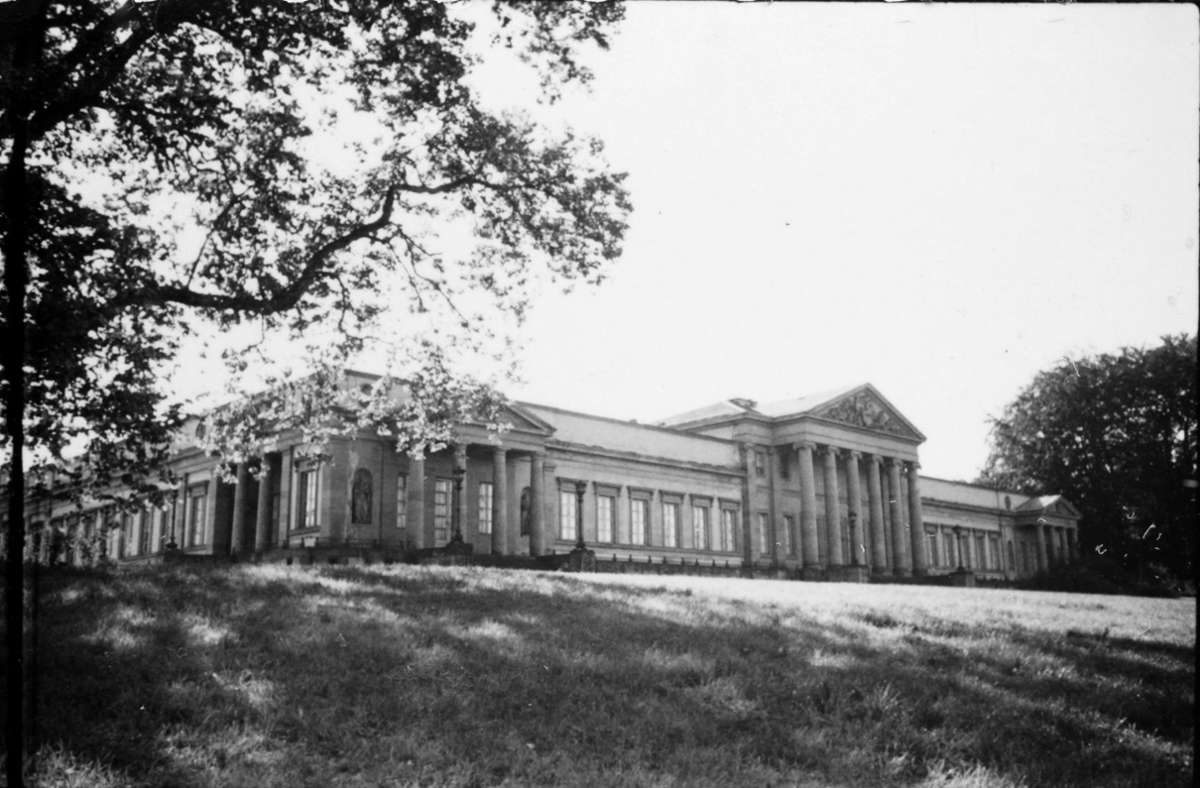 Schloss Rosenstein 1942, vor der Zerstörung der Fliegerbomben. Wie es im Innern ausgesehen hat, zeigt die Bilderstrecke.