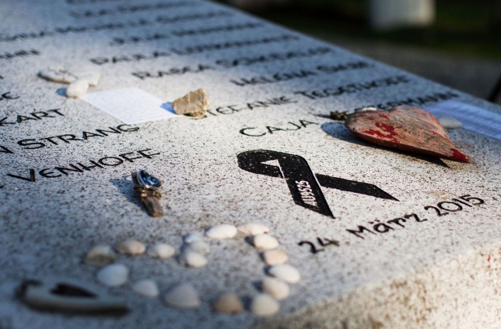 Eine Tafel, die an die Opfer des Absturzes des Germanwings-Flugzeugs erinnert.