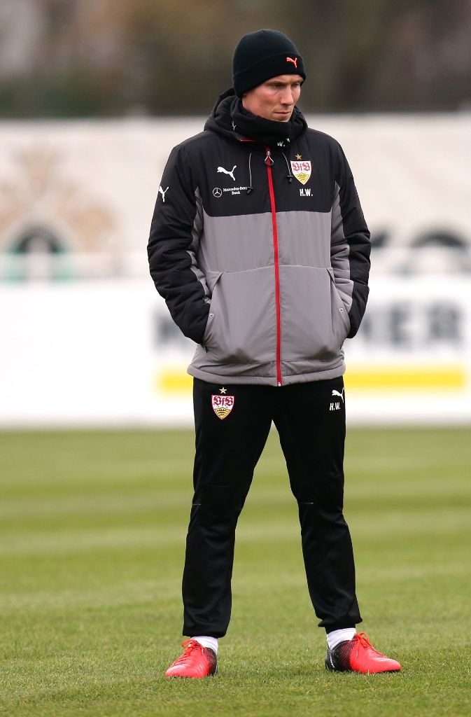 VfB-Chefcoach Hannes Wolf schaut skeptisch