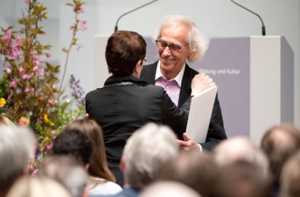 Der bulgarisch-amerikanische Objektkünstler Christo (r) umarmt nach seiner Auszeichnung mit dem Theodor-Heuss-Preis 2014 die ehemalige Bundestagspräsidentin Rita Süssmuth.  Foto: dpa