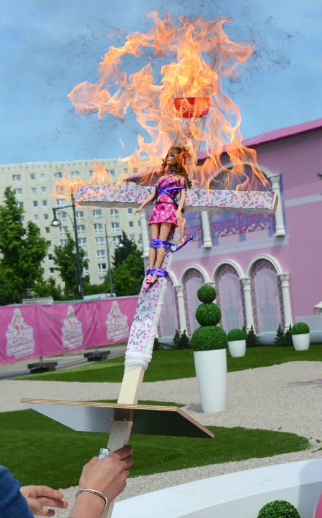 Prostest gegen die pinke Barbie-Welt in Berlin.
