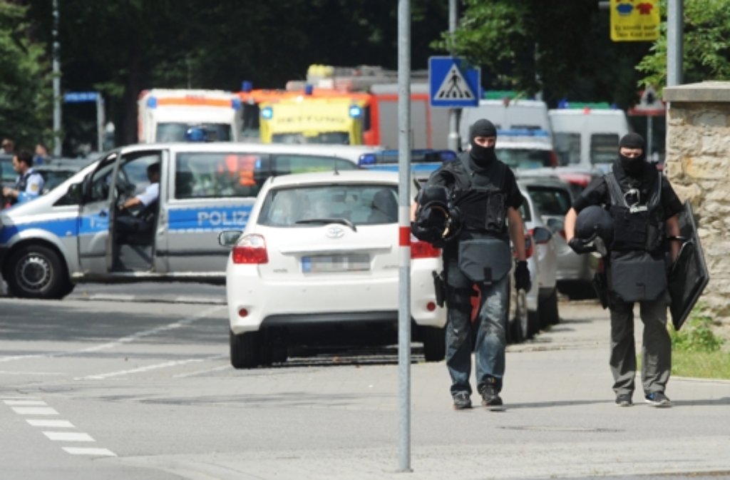 Den Polizeibeamten bietet sich ein grauenvoller Anblick: Sie finden fünf Leichen in der Karlsruher Wohnung.